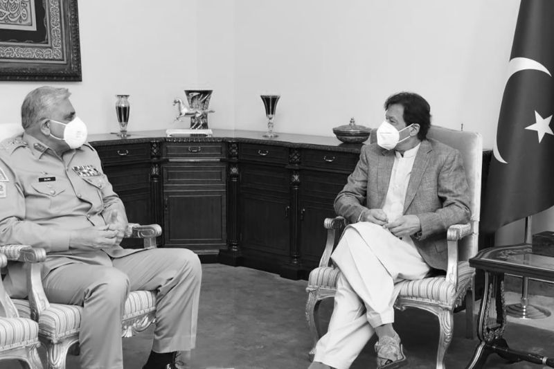Le chef de l'armée pakistanaise Qamar Javed Bajwa et le premier ministre Imran Khan, à Islamabad, le 29 octobre 2020.
