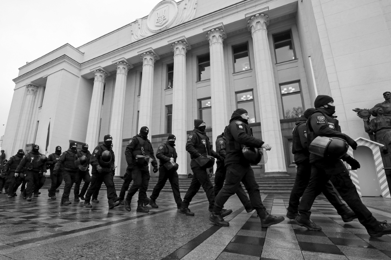 Des policiers montent la garde devant le parlement alors que le président ukrainien Volodymyr Zelensky s'adresse aux législateurs lors d'une session parlementaire à Kiev, en Ukraine, le 1er décembre 2021.