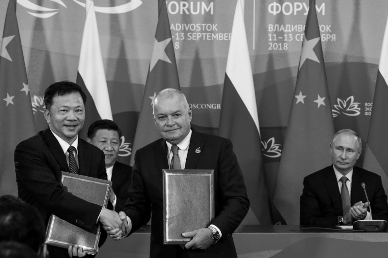 Shen Haixiong (à gauche) et Dmitry Kisseliev lors de la signature d'un accord de coopération en marge du Forum économique de l'Est le 11 septembre 2018.