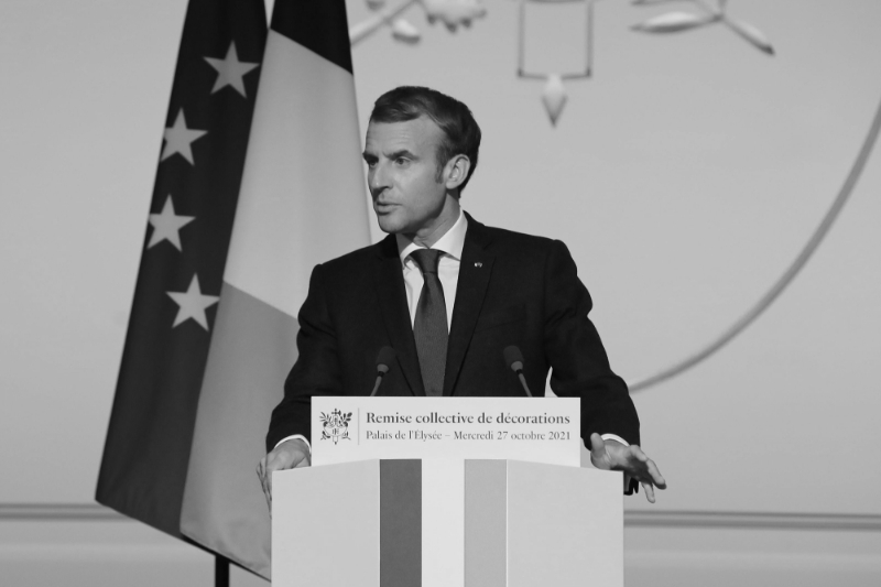 Emmanuel Macron lors de la cérémonie de remise des officiers de la Légion d'honneur à l'Elysée, le 27 octobre 2021.