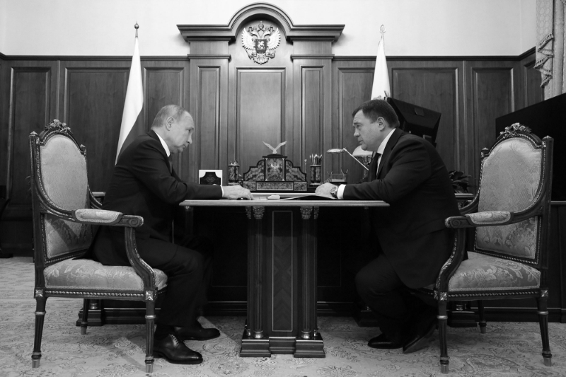 Vladimir Poutine et Piotr Fradkov, lors de leur entrevue du 20 décembre 2021.