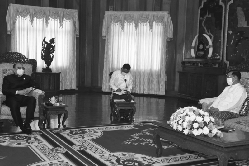Le secrétaire indien aux affaires étrangères, Harsh Vardhan Shringla (à gauche), a rencontré le 23 décembre 2021 le commandant en chef militaire birman, le général Min Aung Hlaing.