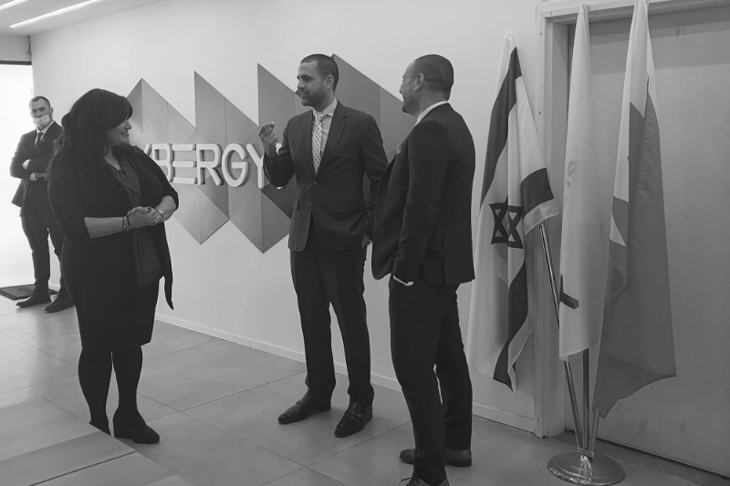 Le nouvel ambassadeur bahreïni à Tel Aviv Khaled al-Jalahma (au centre) a visité, le 8 février, les locaux du spécialiste israélien des cyberformations Cybergym d'Ofir Hason.