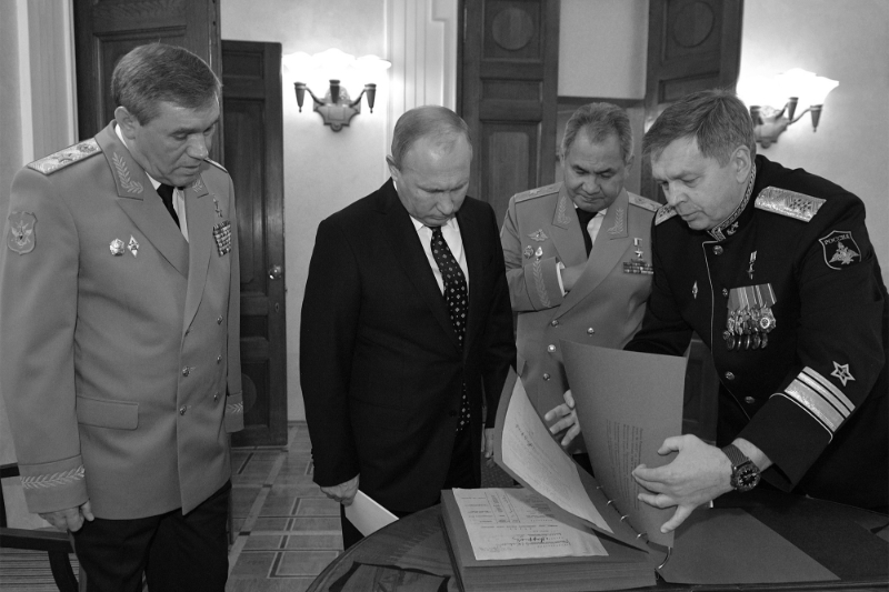De gauche à droite, Valeri Guerassimov, chef d'état-major, Vladimir Poutine, Sergueï Choïgou, ministre de la défense et Igor Kostyoukov, patron du GRU.