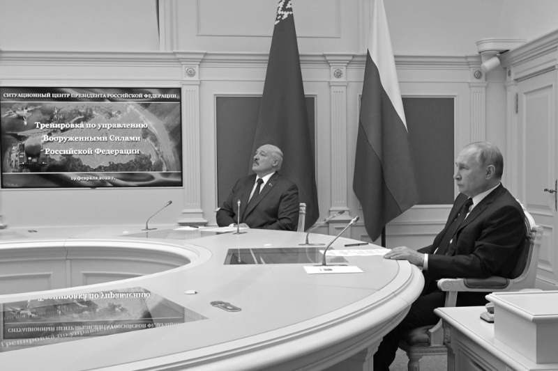 Le président russe Vladimir Poutine (à droite) et le président biélorusse Alexandre Loukachenko (à gauche) durant les exercices des forces de dissuasion stratégique russes à Moscou, le 19 février 2022.