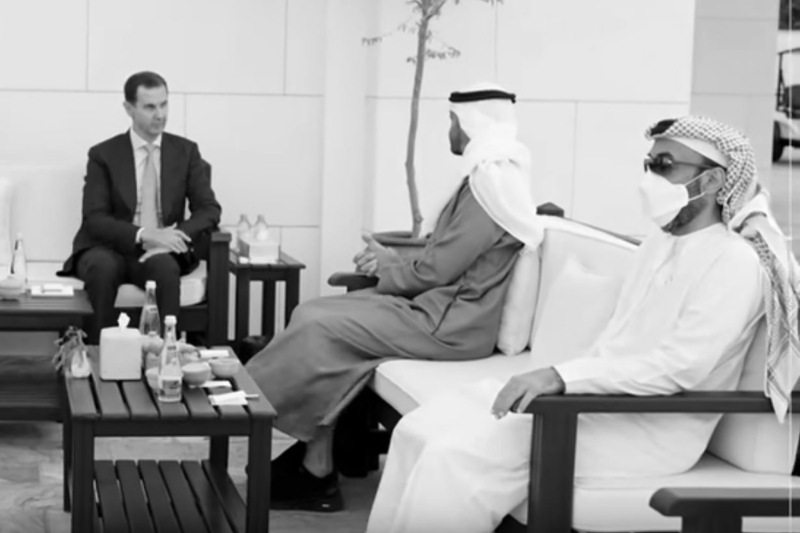 Tahnoon bin Zayed al-Nahyan (à droite) lors de la rencontre entre le président syrien Bachar al-Assad et le prince émirati Mohammed bin Zayed al-Nahyan, le 18 mars 2022.