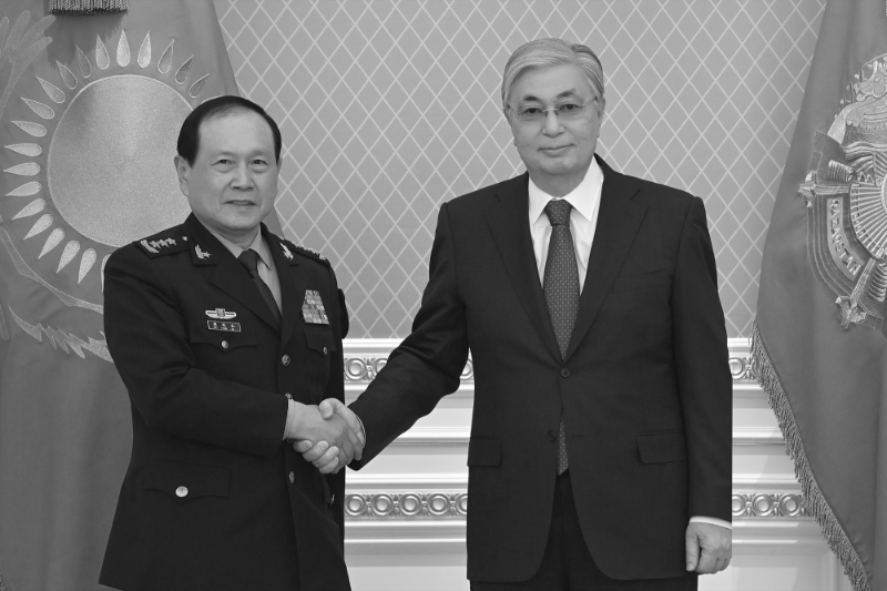 Le président kazakh Kassym-Jomart Tokayev lors de la visite du ministre chinois de la défense Wei Fenghe, le 25 avril 2022.