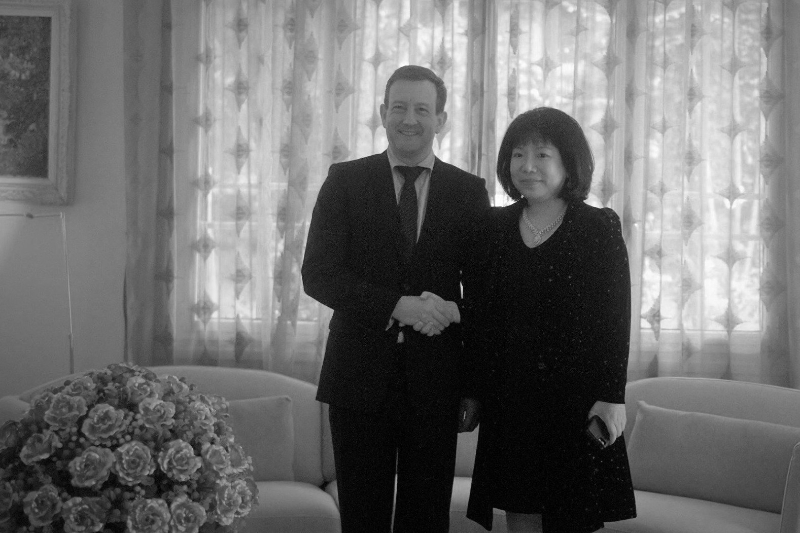 La femme d'affaires vietnamienne Nguyen Thi Thanh Nhan, en compagnie de l'ambassadeur de France à Hanoï Bertrand Lortholary, en 2019.