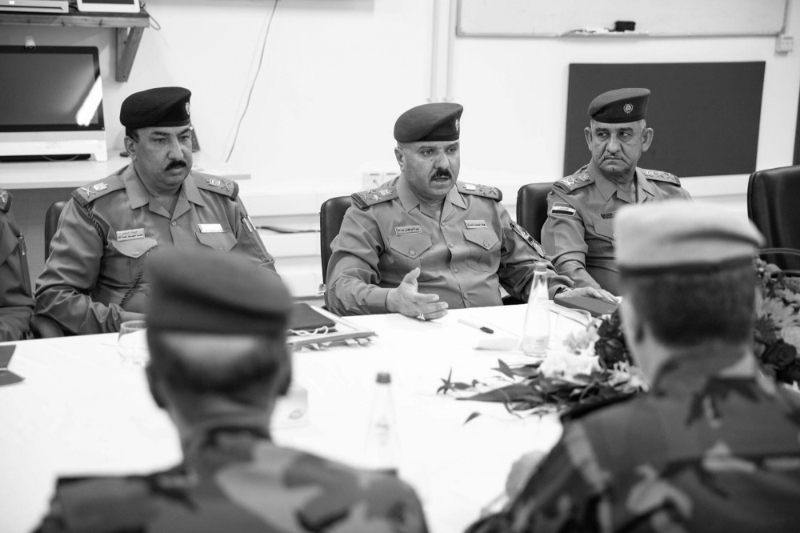 Une rencontre avait eu lieu le 12 août 2021, à la base aérienne d'Erbil, en Irak, entre le chef d'état-major de l'armée des Peshmergas, Jamal Mohamed Aymanki, et le lieutenant-général Abdul Amir al-Shammari (au centre), chef adjoint du commandement des opérations conjointes pour l'Irak.