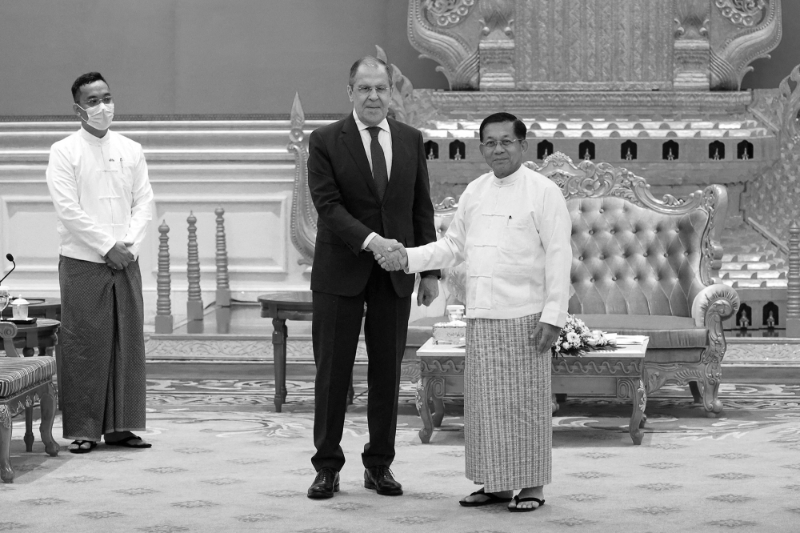 Le ministre russe des affaires étrangères, Sergueï Lavrov, lors d'un entretien avec Min Aung Hlaing, président du Conseil administratif d'Etat, à Naypyidaw, le 3 août 2022.