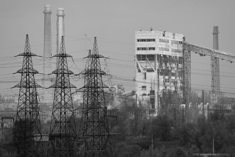 Vue d'une installation endommagée de l'usine sidérurgique Azovstal, à Marioupol.